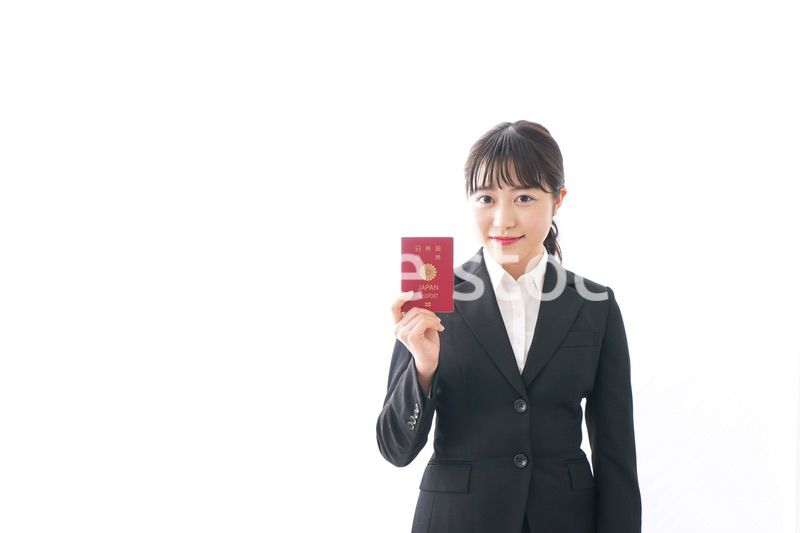 海外出張に行く若いビジネスウーマン