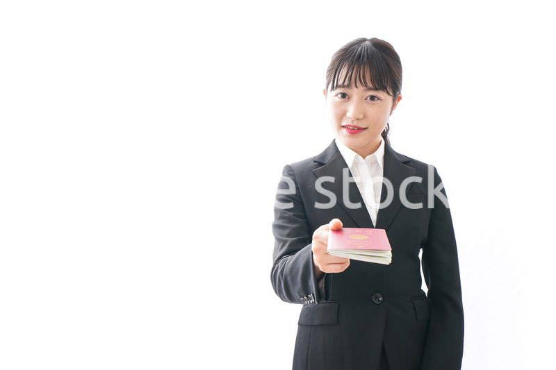 海外出張に行く若いビジネスウーマン