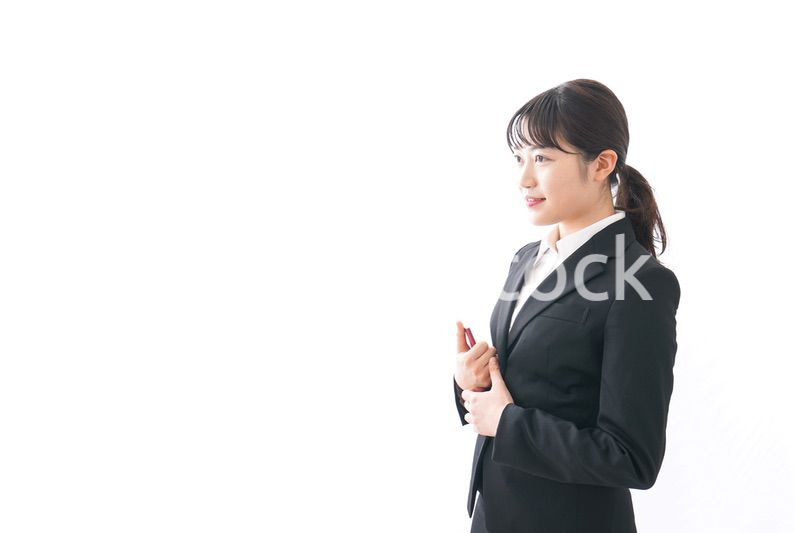 海外出張に行く若いビジネスウーマン