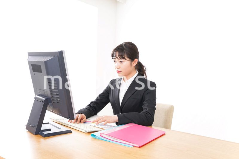 オフィスで働く若いビジネスウーマン