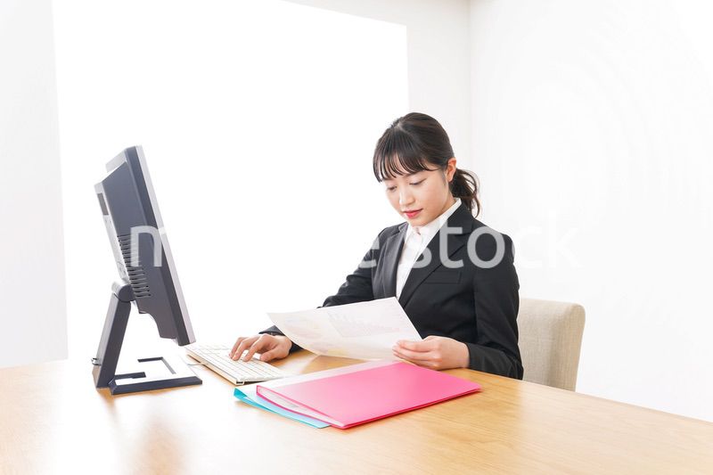 デスクワークをするビジネスウーマン