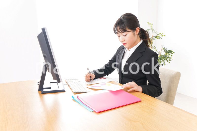 オフィスで働く若いビジネスウーマン