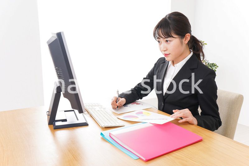 デスクワークをするビジネスウーマン