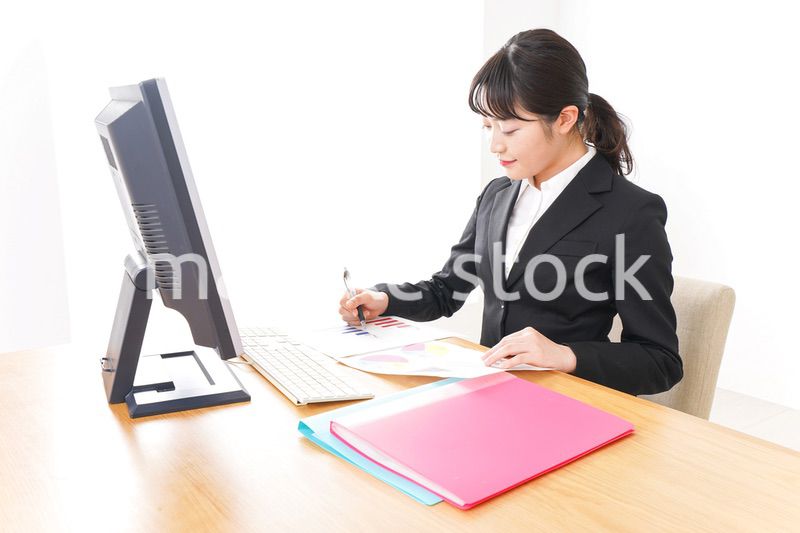 オフィスで働く若いビジネスウーマン