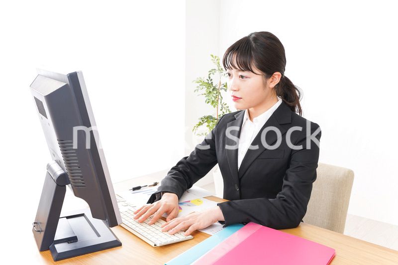 オフィスで働く若いビジネスウーマン