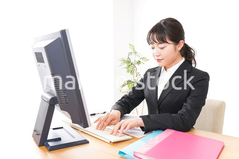 オフィスで働く若いビジネスウーマン