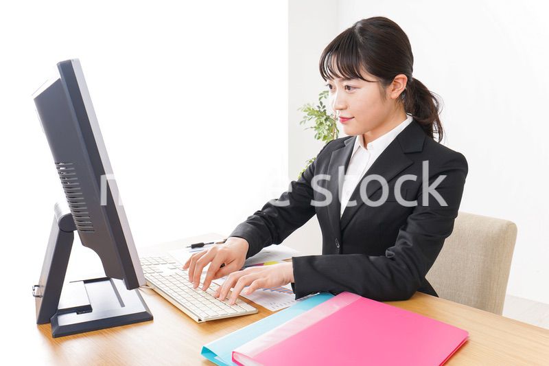 デスクワークをするビジネスウーマン