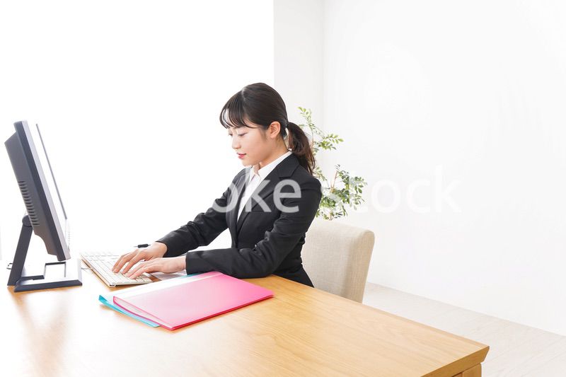 デスクワークをするビジネスウーマン