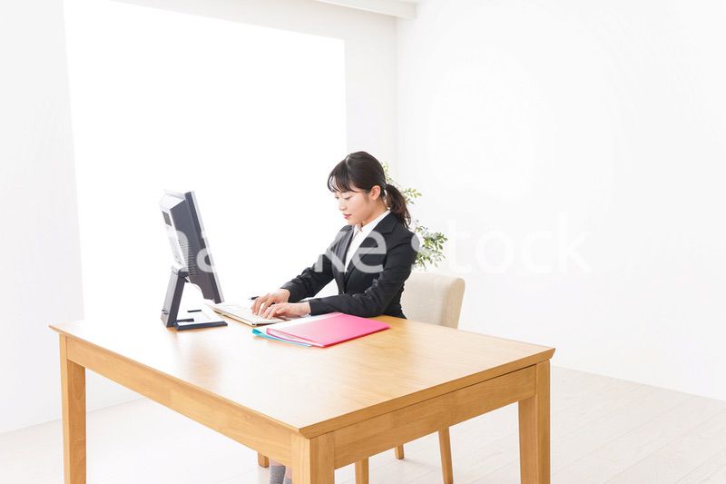 デスクワークをするビジネスウーマン