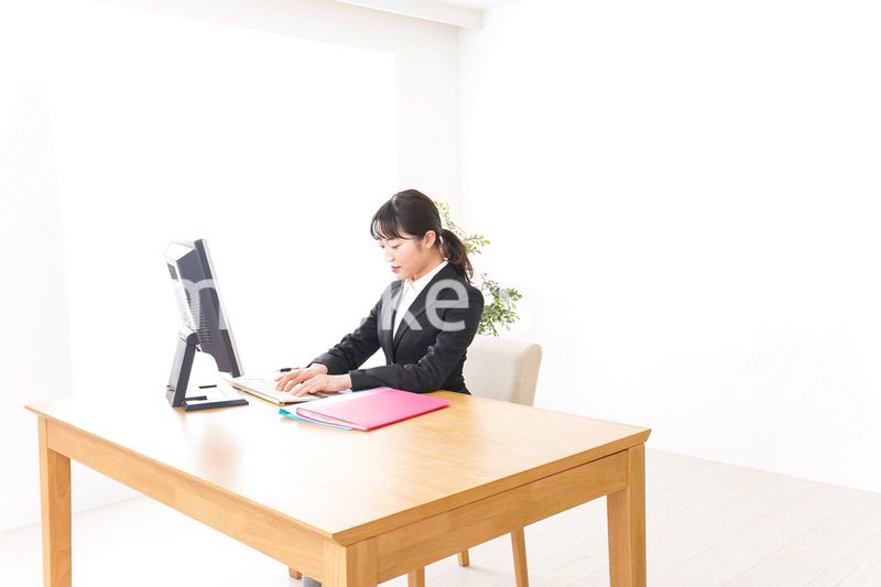 オフィスで働く若いビジネスウーマン