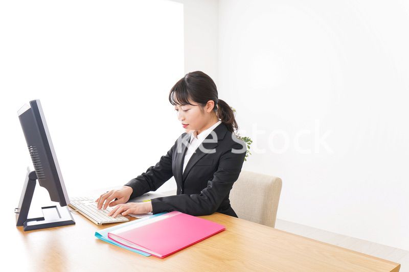 デスクワークをするビジネスウーマン