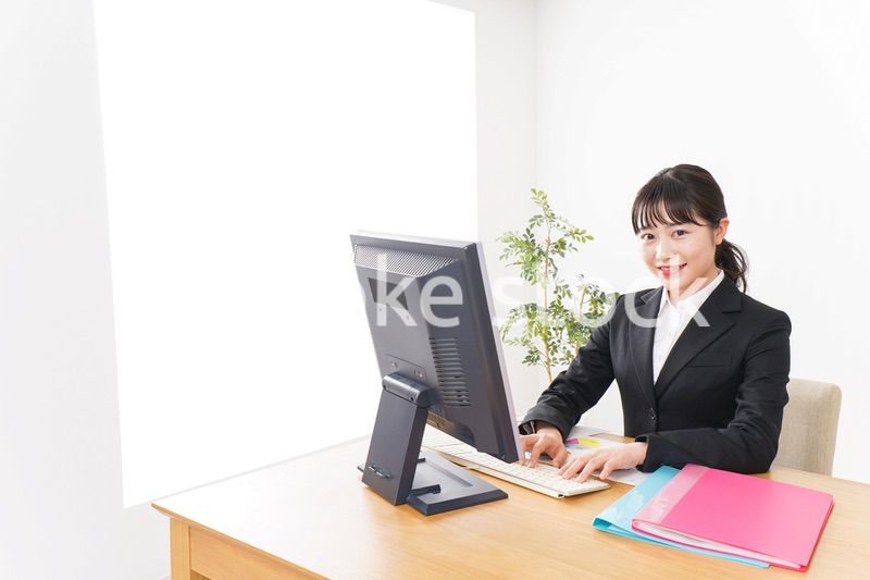 デスクワークをするビジネスウーマン