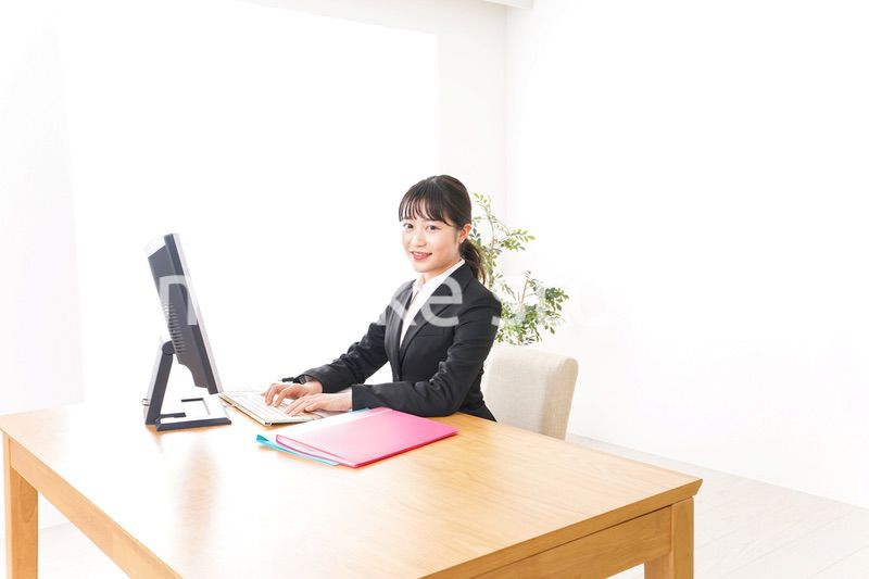 オフィスで働く若いビジネスウーマン
