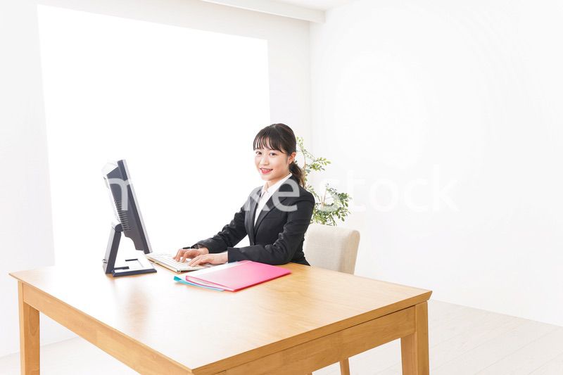 デスクワークをするビジネスウーマン