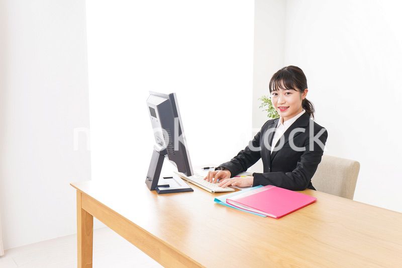デスクワークをするビジネスウーマン