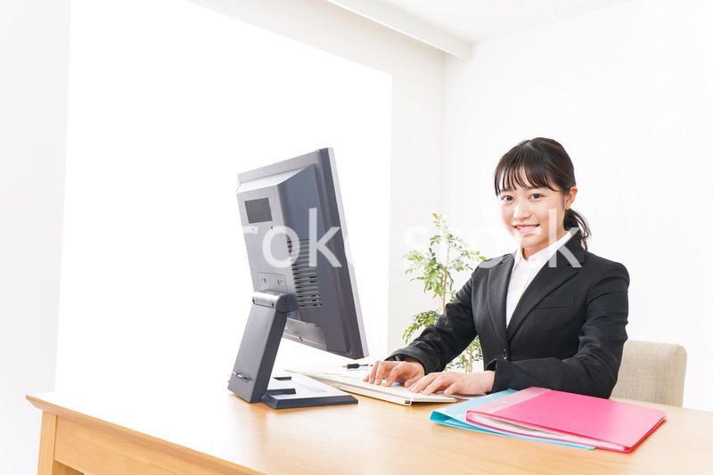 プレゼンテーションをする若いビジネスウーマン 営業イメージ