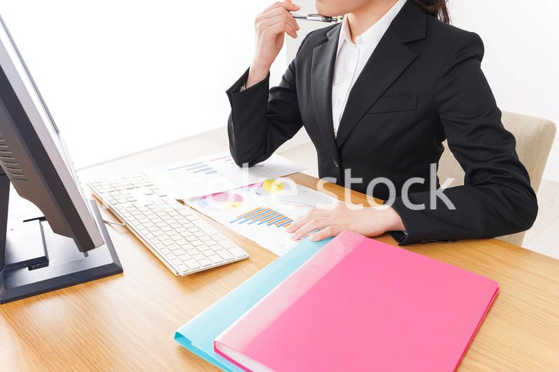 デスクワークをするビジネスウーマン