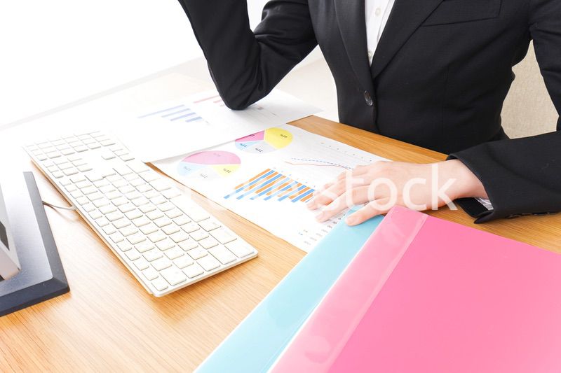 オフィスで働く若いビジネスウーマン