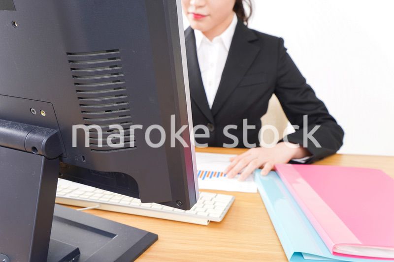 オフィスで働く若いビジネスウーマン