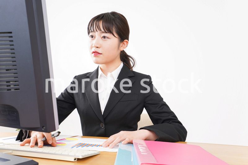 デスクワークをするビジネスウーマン