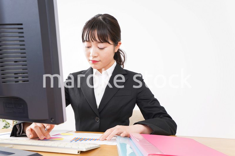 デスクワークをするビジネスウーマン