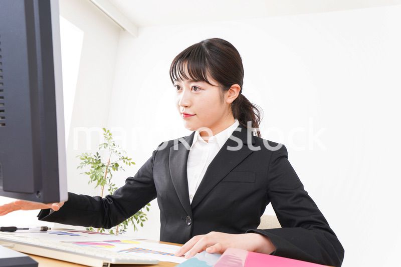 デスクワークをするビジネスウーマン