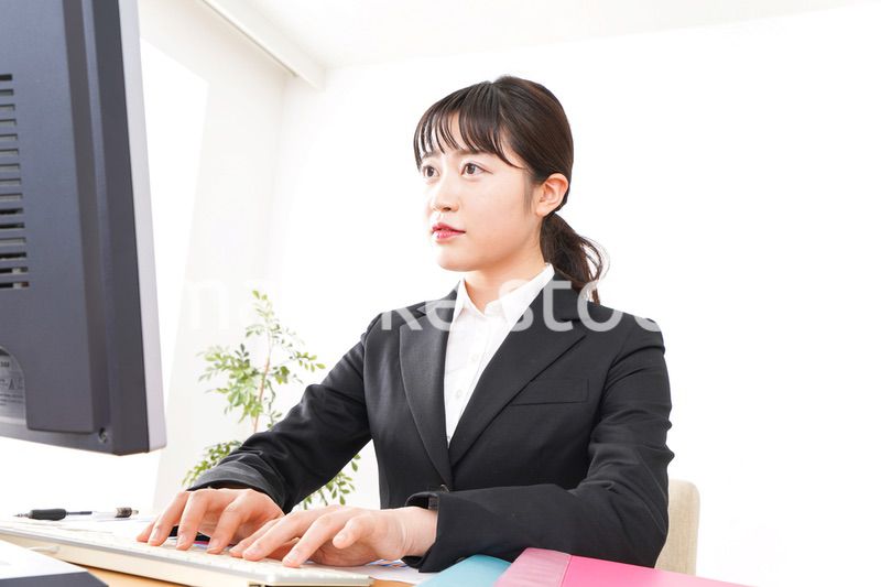 オフィスで働く若いビジネスウーマン