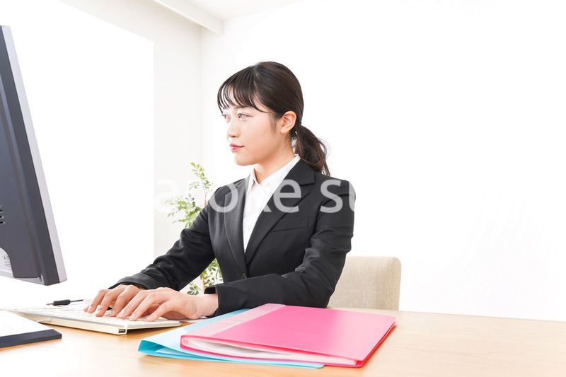 オフィスで働く若いビジネスウーマン