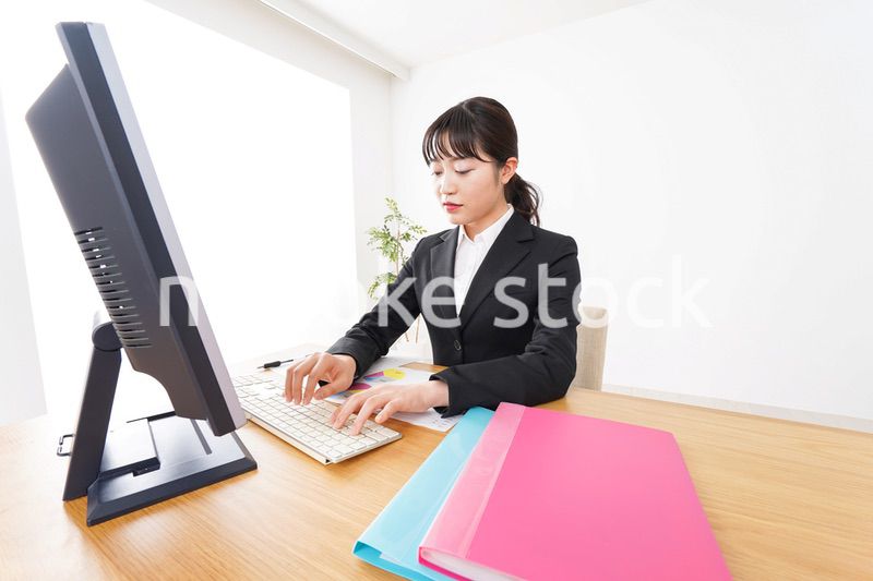 デスクワークをするビジネスウーマン