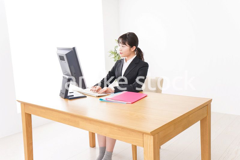 デスクワークをするビジネスウーマン