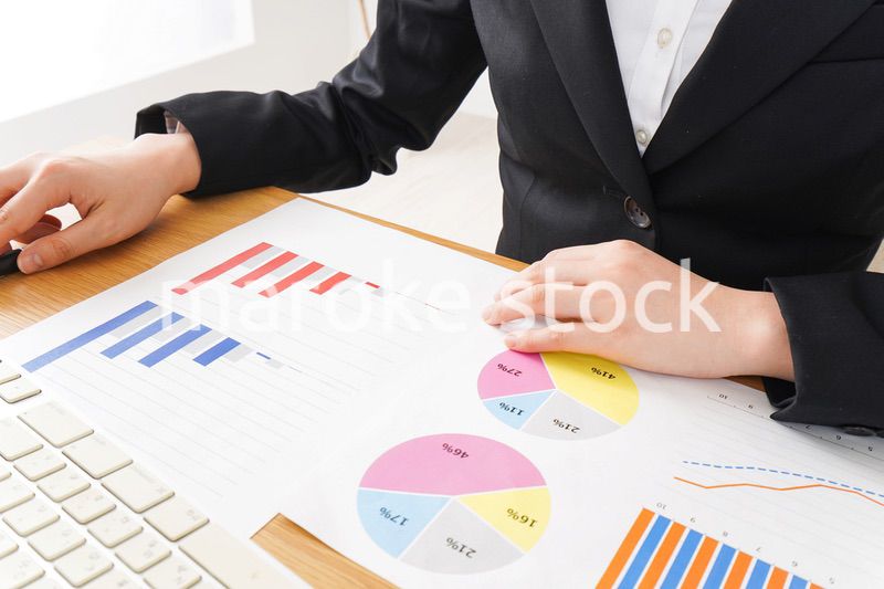 プレゼンテーションをする若いビジネスウーマン 営業イメージ