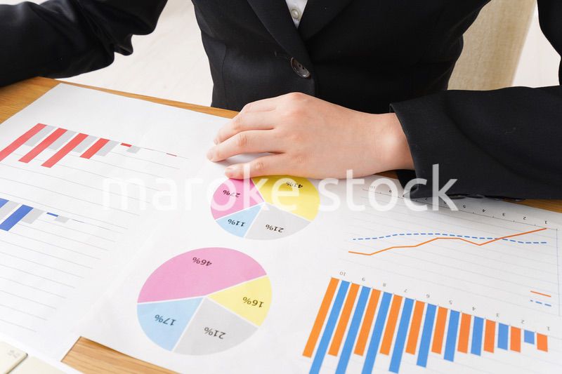 デスクワークをするビジネスウーマン