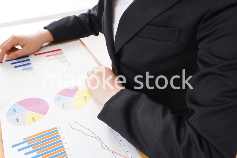 デスクワークをするビジネスウーマン