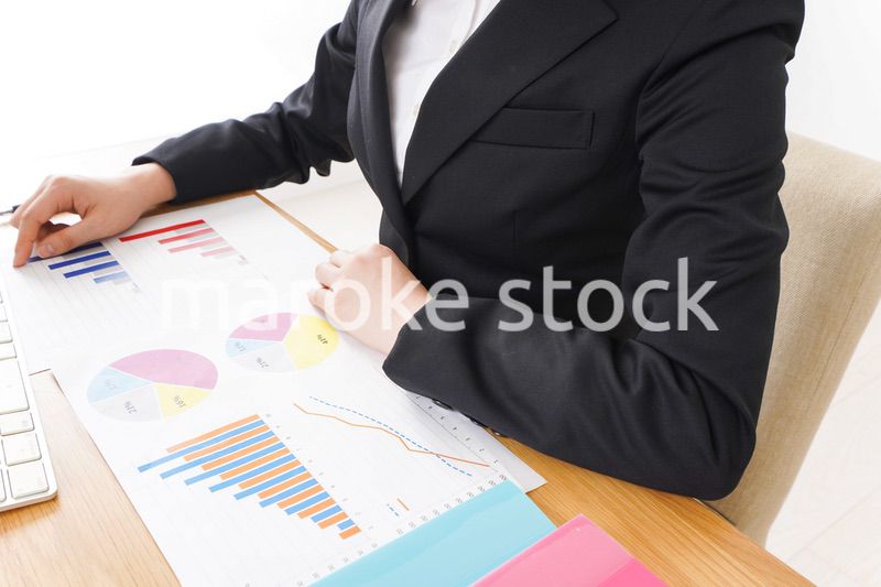 デスクワークをするビジネスウーマン