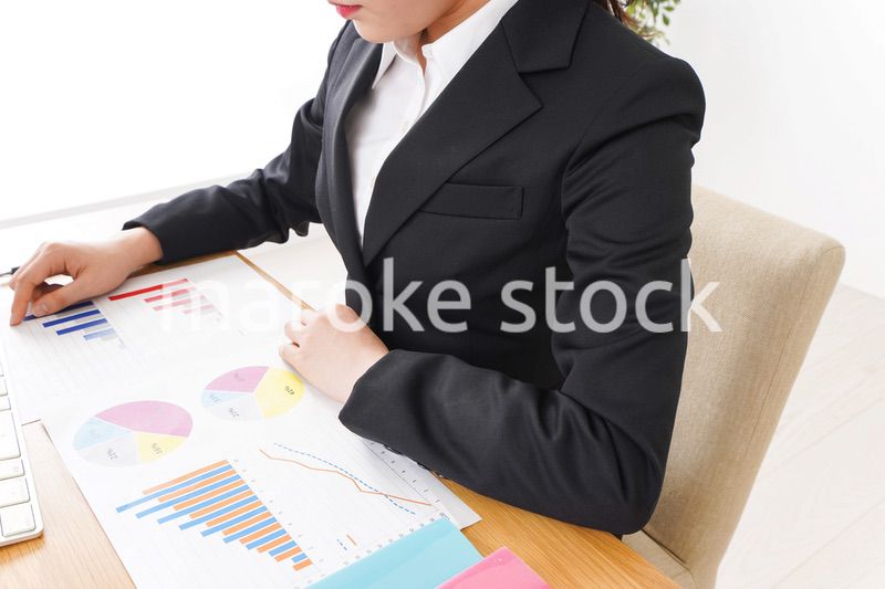デスクワークをするビジネスウーマン