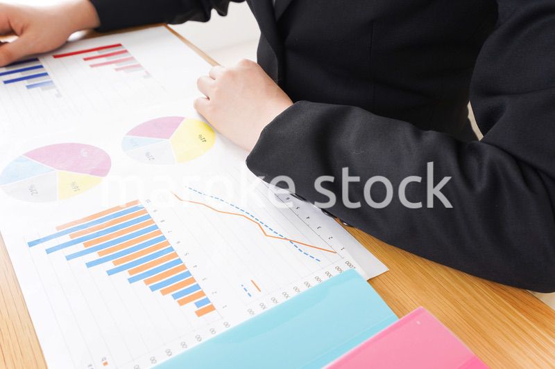 デスクワークをするビジネスウーマン