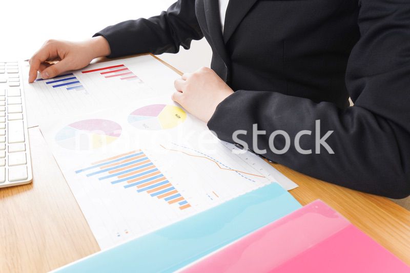 デスクワークをするビジネスウーマン