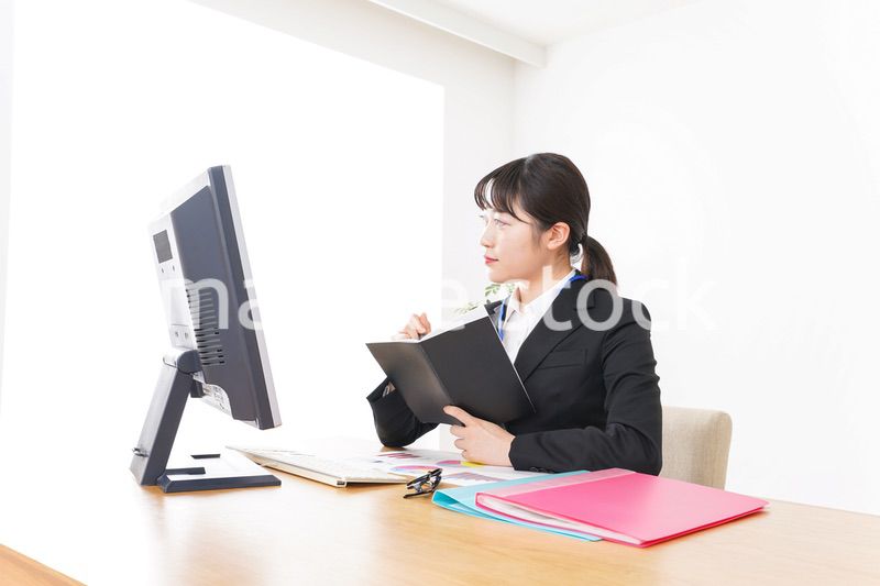 デスクワークをするビジネスウーマン