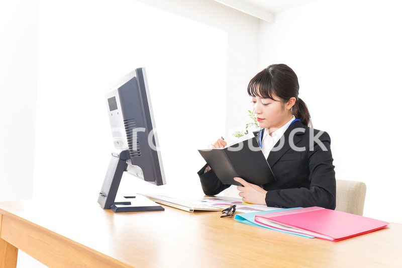 オフィスで働く若いビジネスウーマン