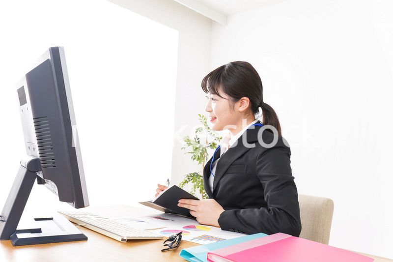 デスクワークをするビジネスウーマン