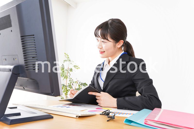 プレゼンテーションをする若いビジネスウーマン 営業イメージ