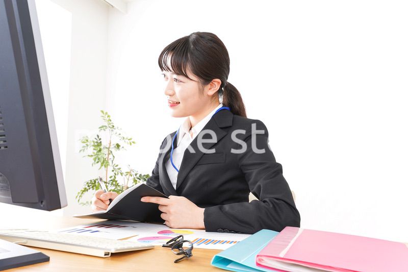 オフィスで働く若いビジネスウーマン