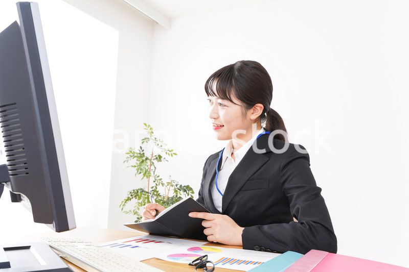 デスクワークをするビジネスウーマン