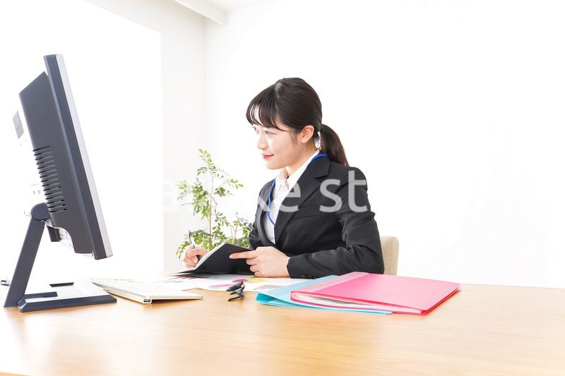 オフィスで働く若いビジネスウーマン