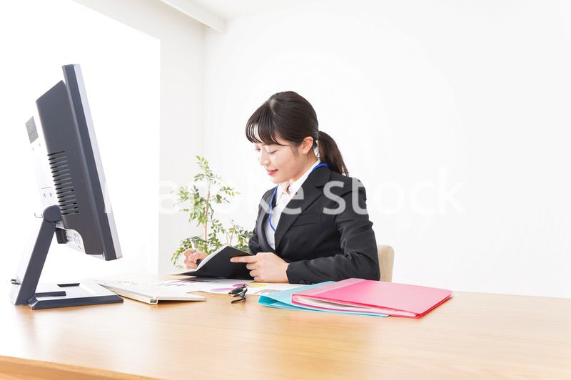 デスクワークをするビジネスウーマン