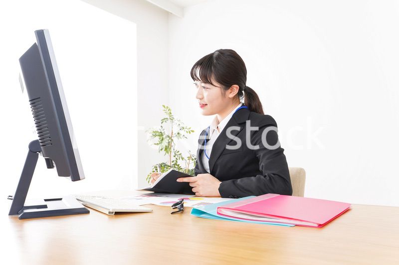 デスクワークをするビジネスウーマン