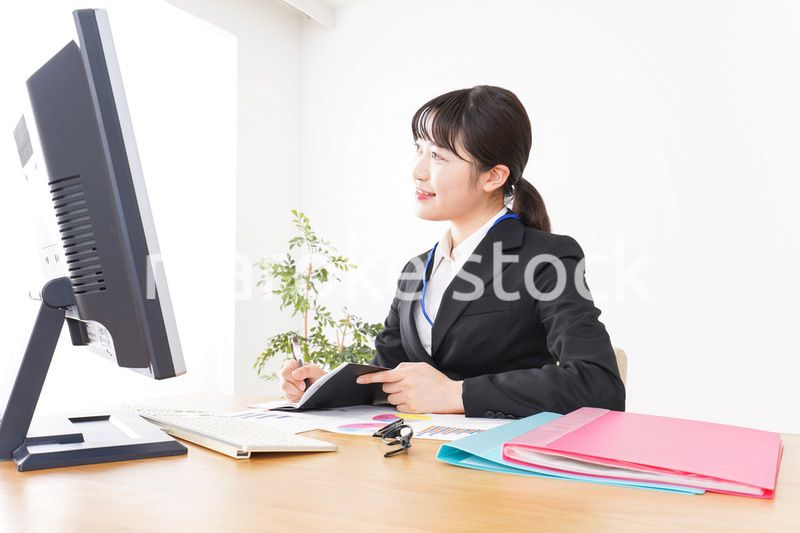 デスクワークをするビジネスウーマン