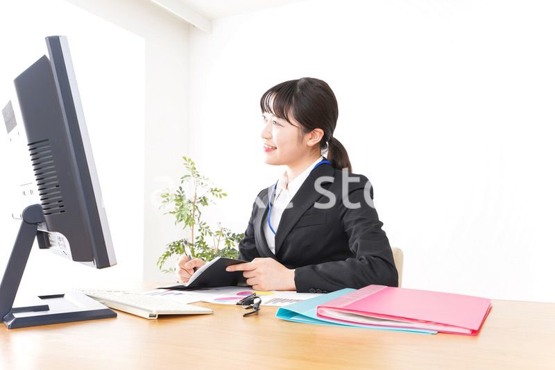 オフィスで働く若いビジネスウーマン