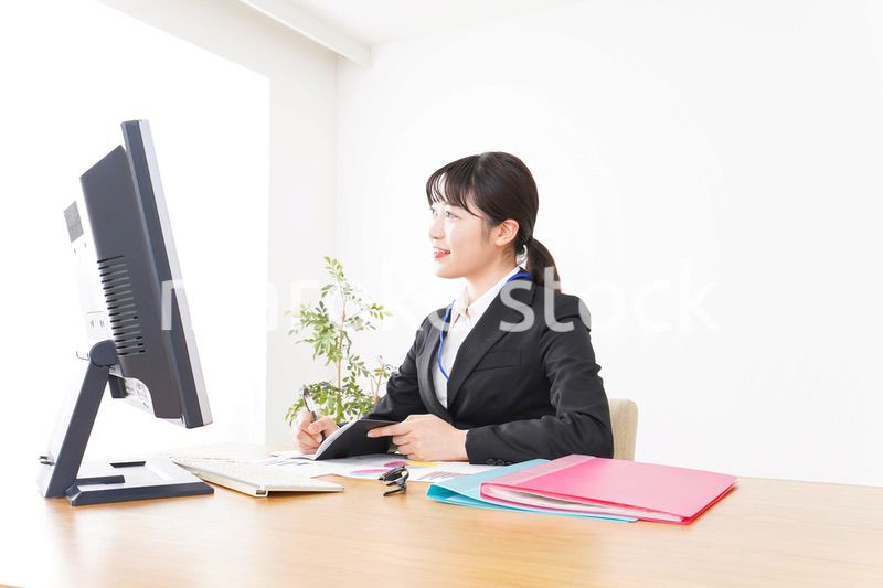 デスクワークをするビジネスウーマン