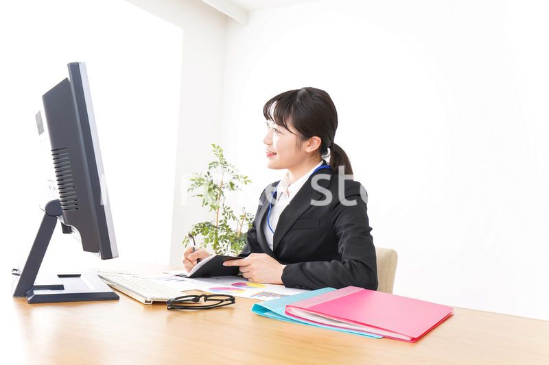 オフィスで働く若いビジネスウーマン